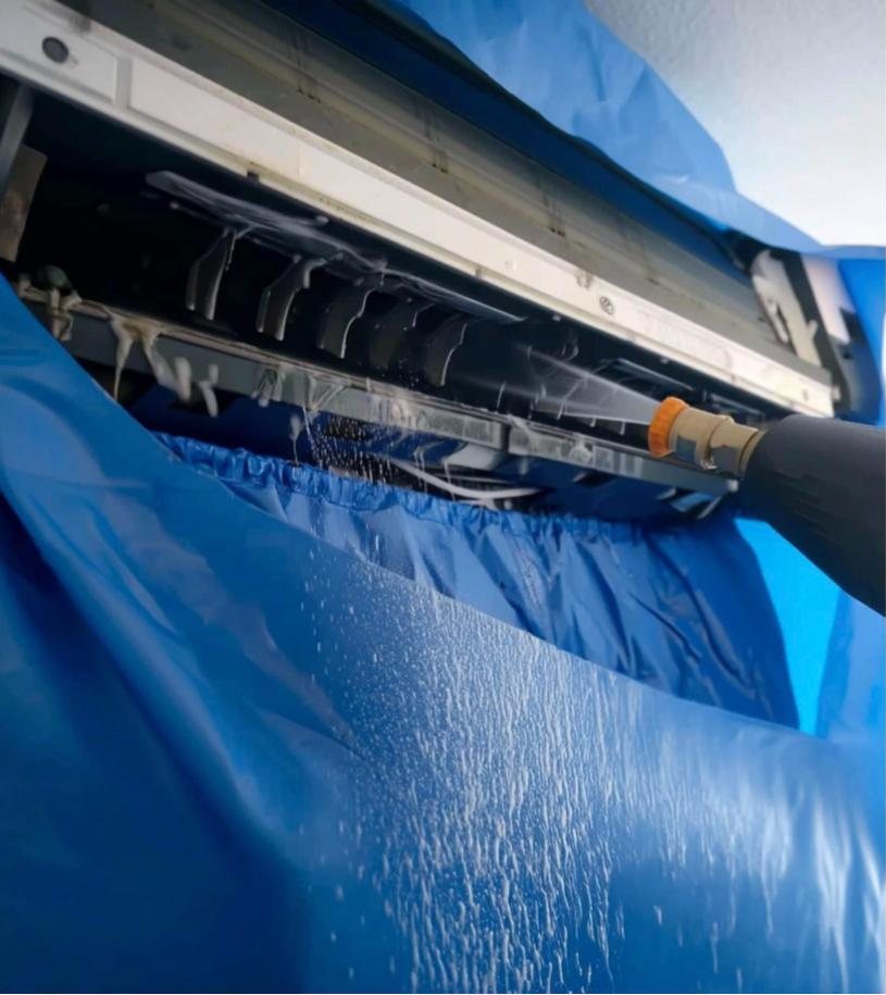 Nettoyage d’une climatisation murale avec housse de récupération